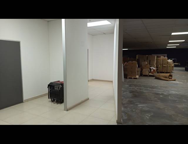 1,700M² WAREHOUSE TO LET IN MAITLAND